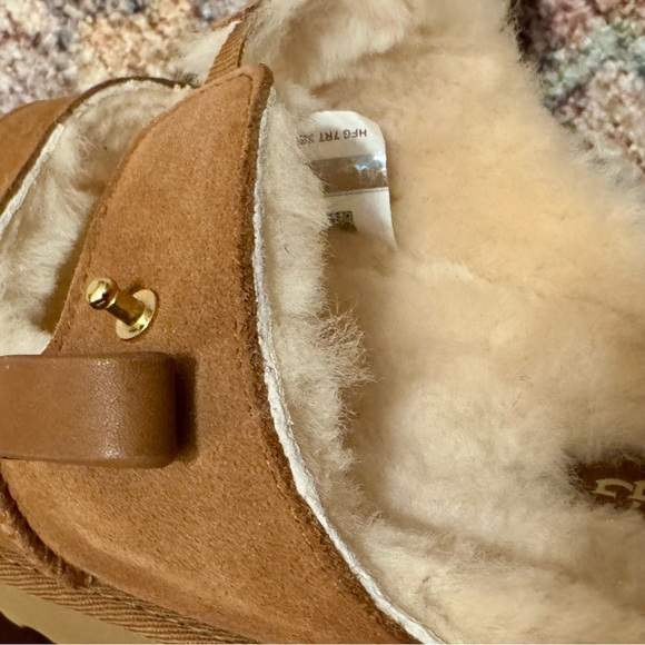 UGG Tan Shearling Buckle Slides- Women’s sz. 6 - Picture 7 of 10